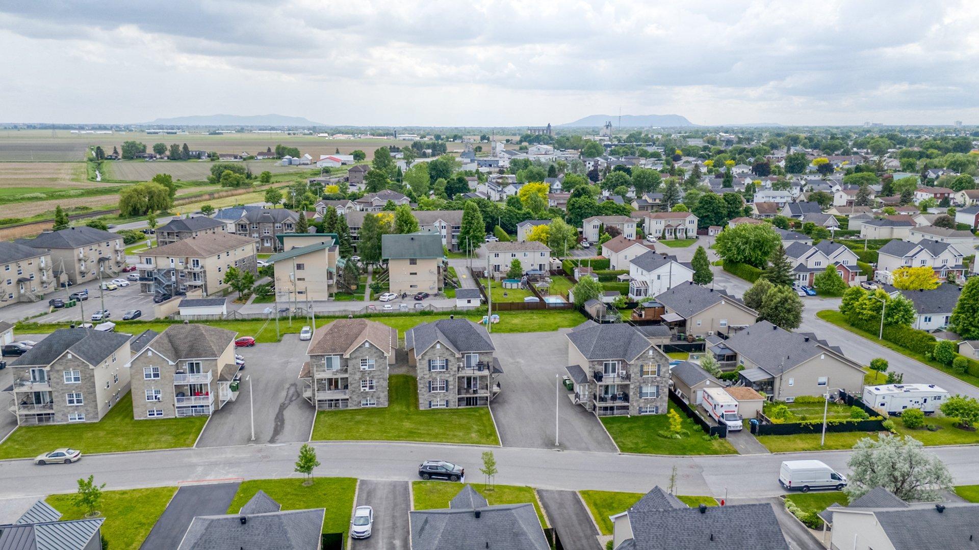 









14695

 - 14705


Av. des Érables-Argentés

,
Saint-Hyacinthe,




QC
J2R1M3

