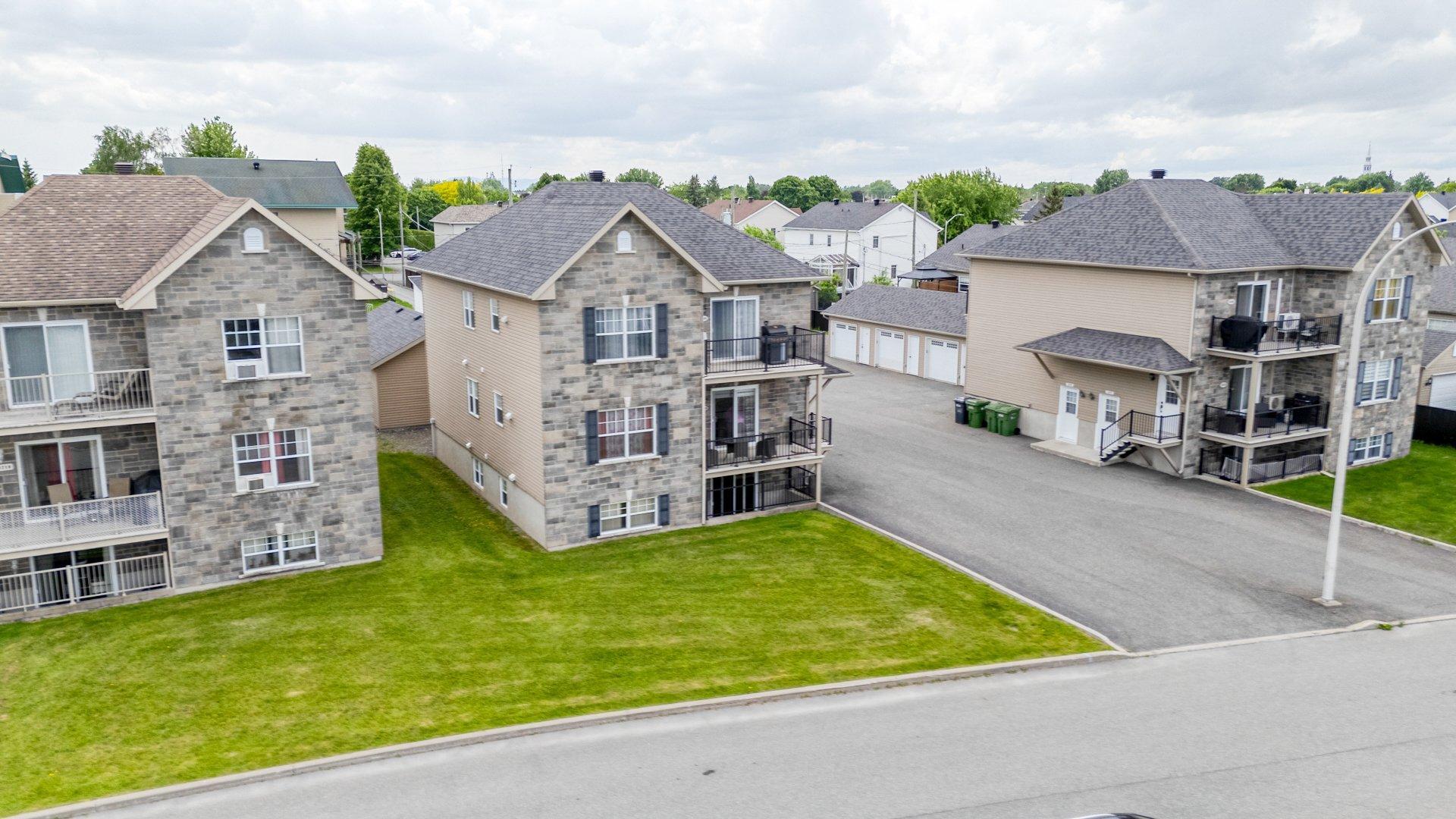 









14695

 - 14705


Av. des Érables-Argentés

,
Saint-Hyacinthe,




QC
J2R1M3

