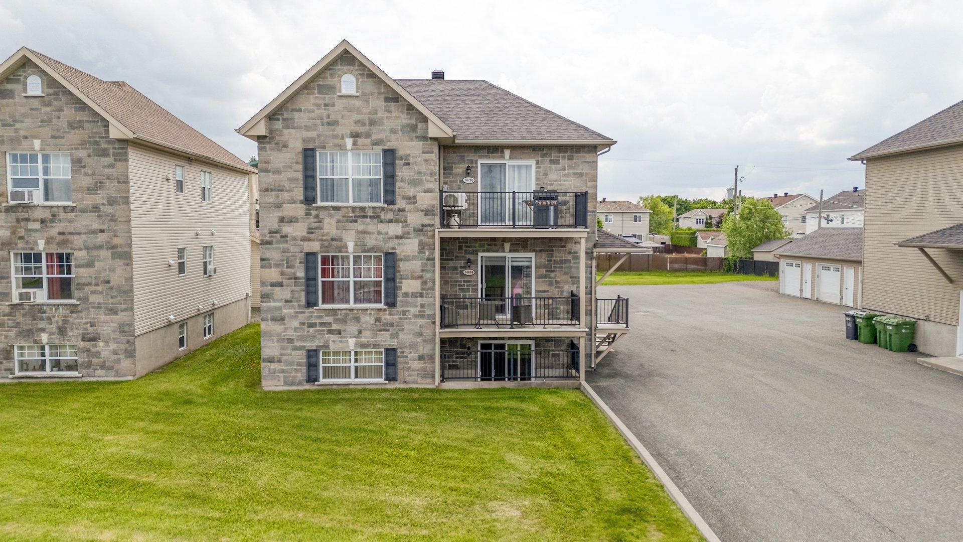 









14695

 - 14705


Av. des Érables-Argentés

,
Saint-Hyacinthe,




QC
J2R1M3


