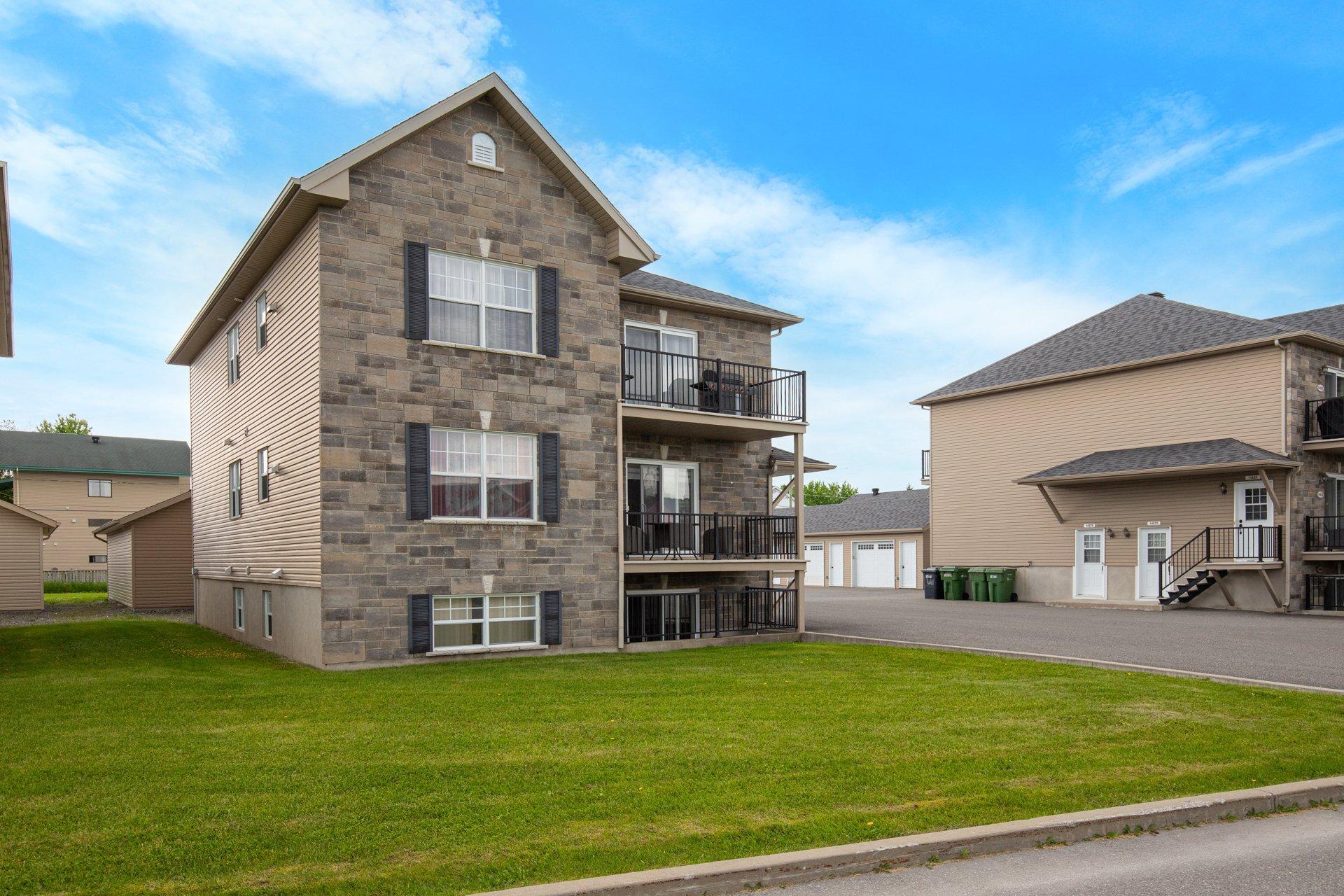 









14695

 - 14705


Av. des Érables-Argentés

,
Saint-Hyacinthe,




QC
J2R1M3

