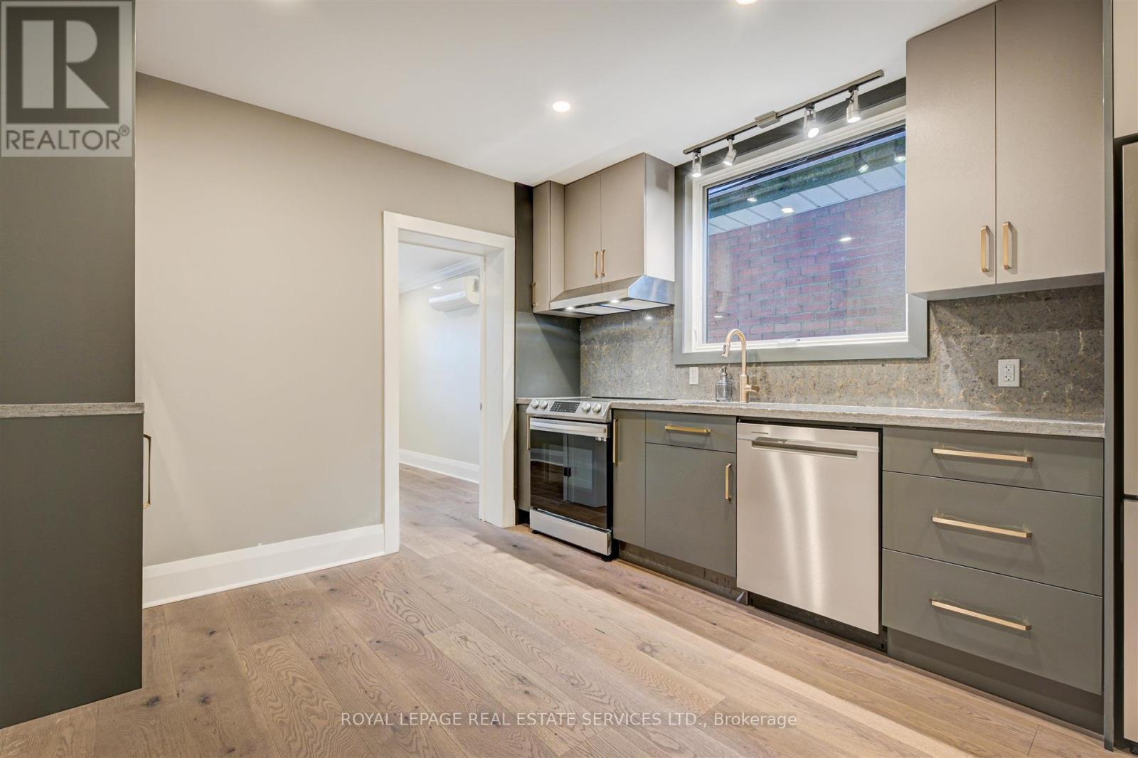 












2 - 150 MEDLAND STREET

,
Toronto,




Ontario
M6P2N5

