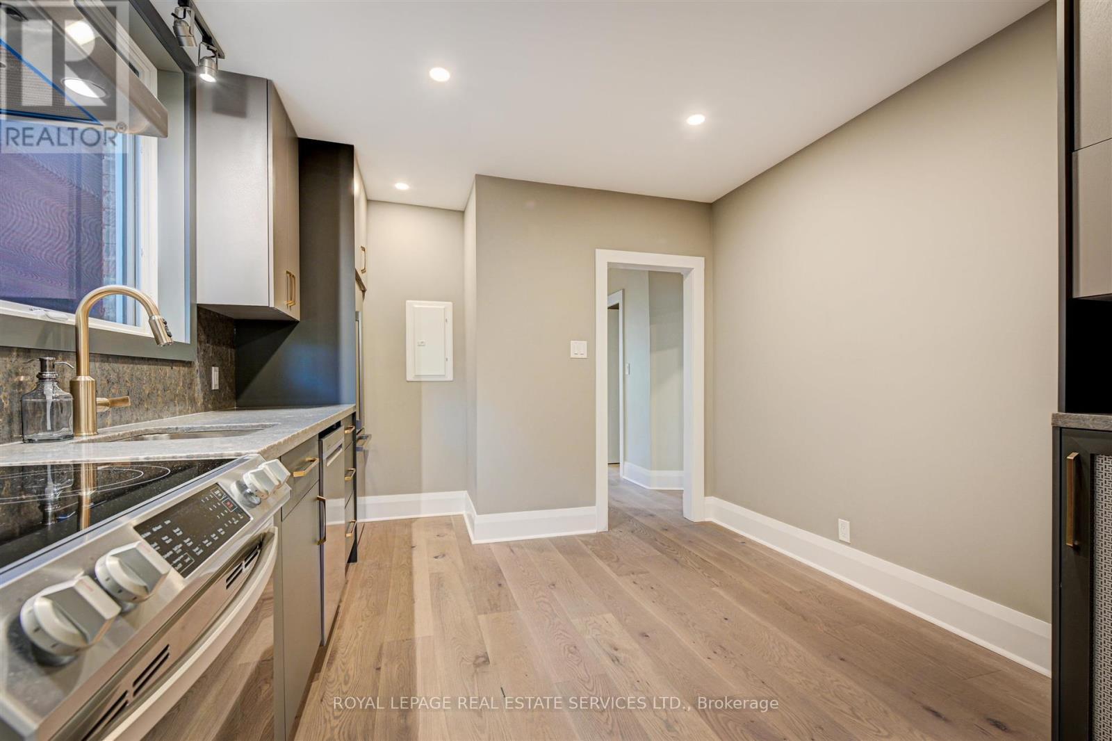 












2 - 150 MEDLAND STREET

,
Toronto,




Ontario
M6P2N5

