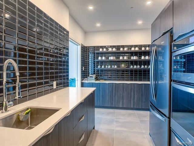 









3647


Av. Jean-Béraud

, 208,
Chomedey (Laval),




QC
H7T0N4

