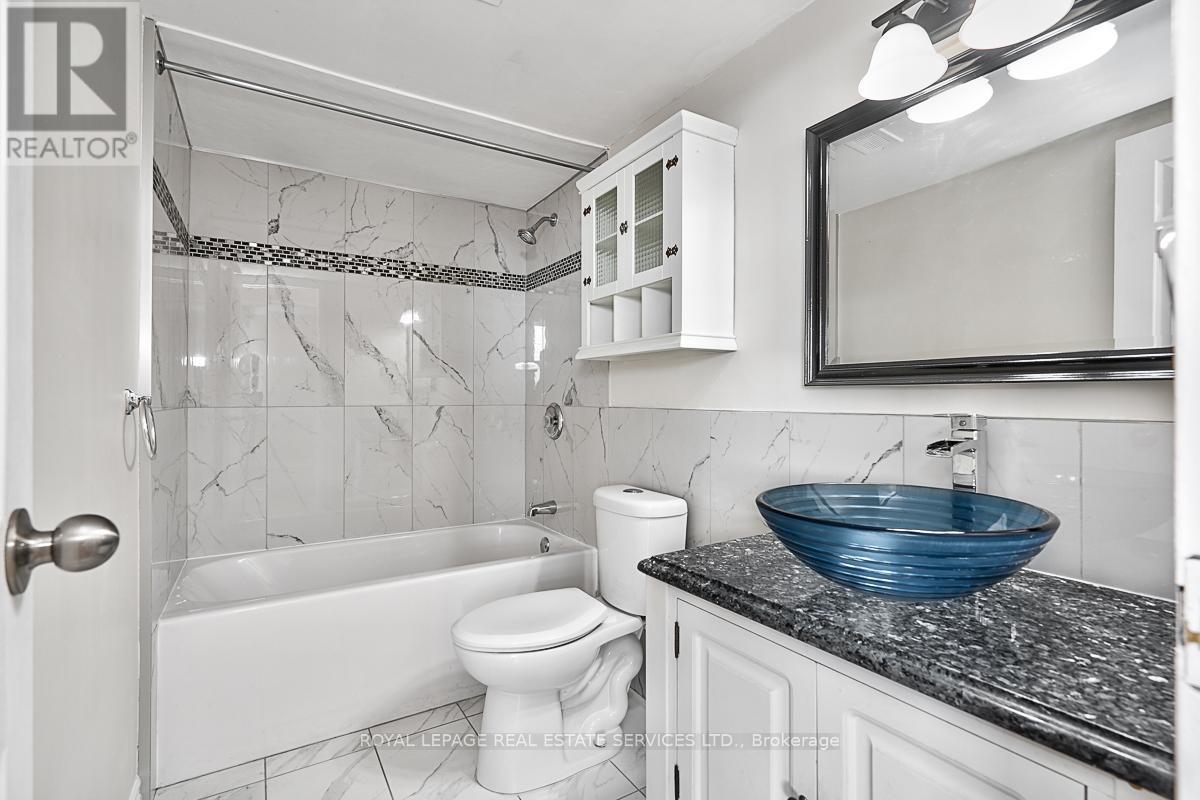 












808 - 2263 MARINE DRIVE

,
Oakville,




Ontario
L6L5K1

