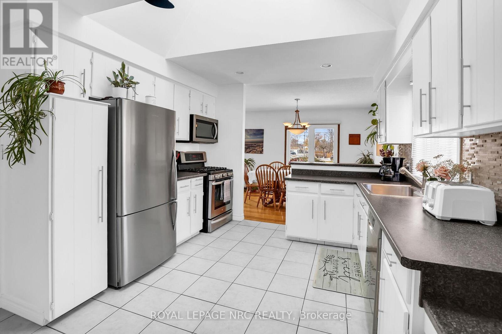 












12 ENGLEWOOD COURT

,
Fort Erie (Crescent Park),




Ontario
L2A5X5

