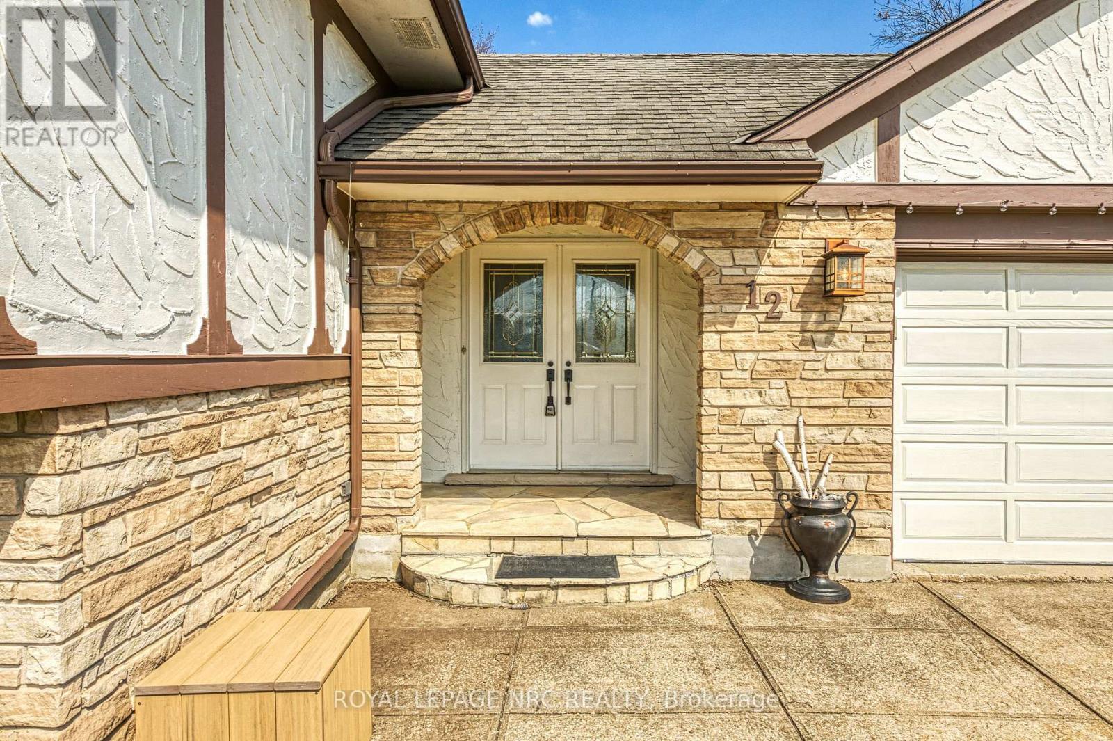 












12 ENGLEWOOD COURT

,
Fort Erie (Crescent Park),




Ontario
L2A5X5

