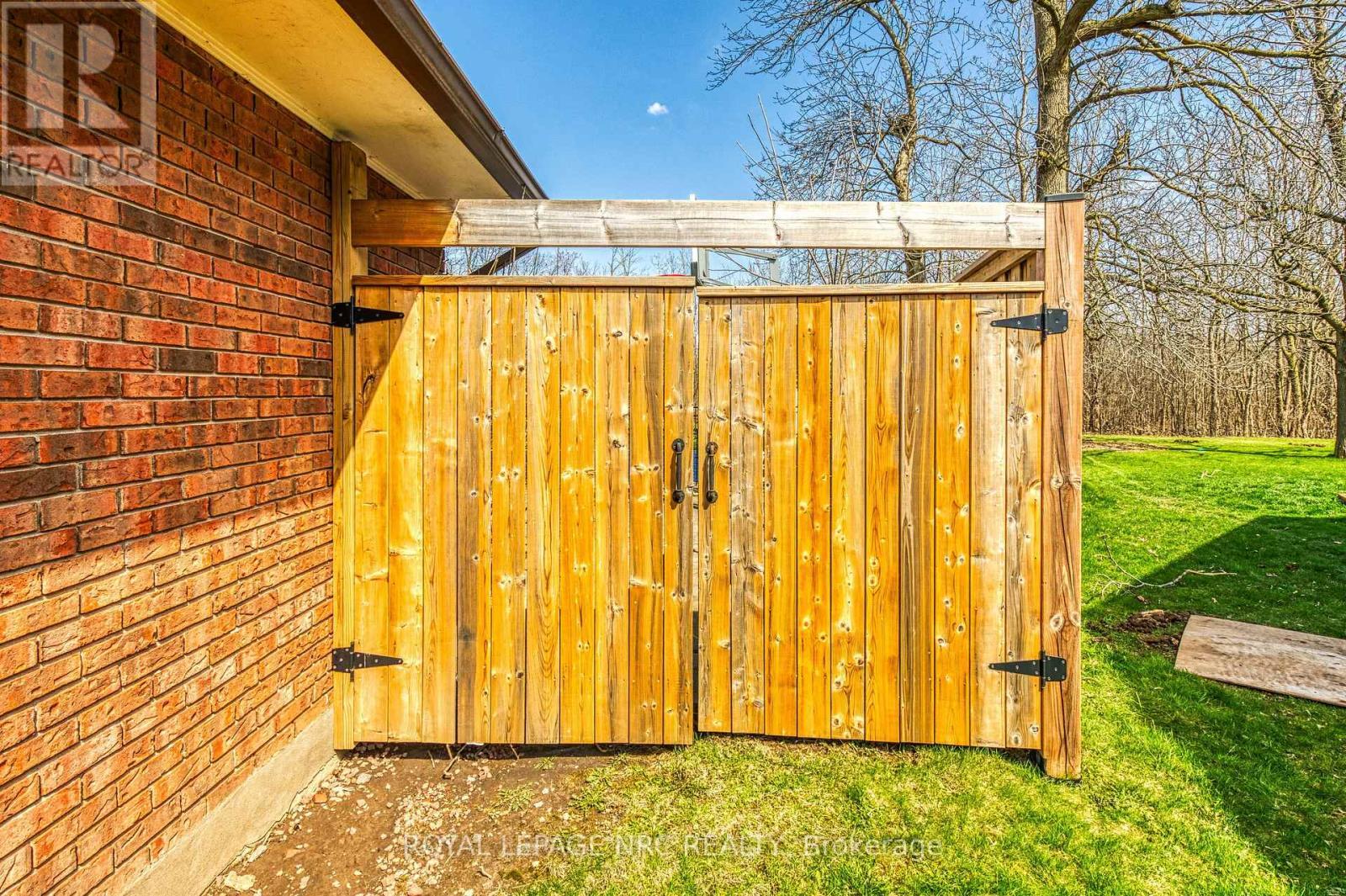 












12 ENGLEWOOD COURT

,
Fort Erie (Crescent Park),




Ontario
L2A5X5

