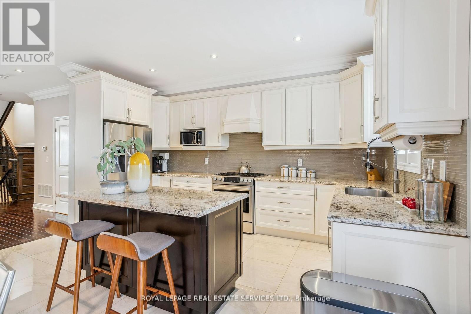 












63 LONG BRANCH AVENUE

,
Toronto,




Ontario
M8W3J3

