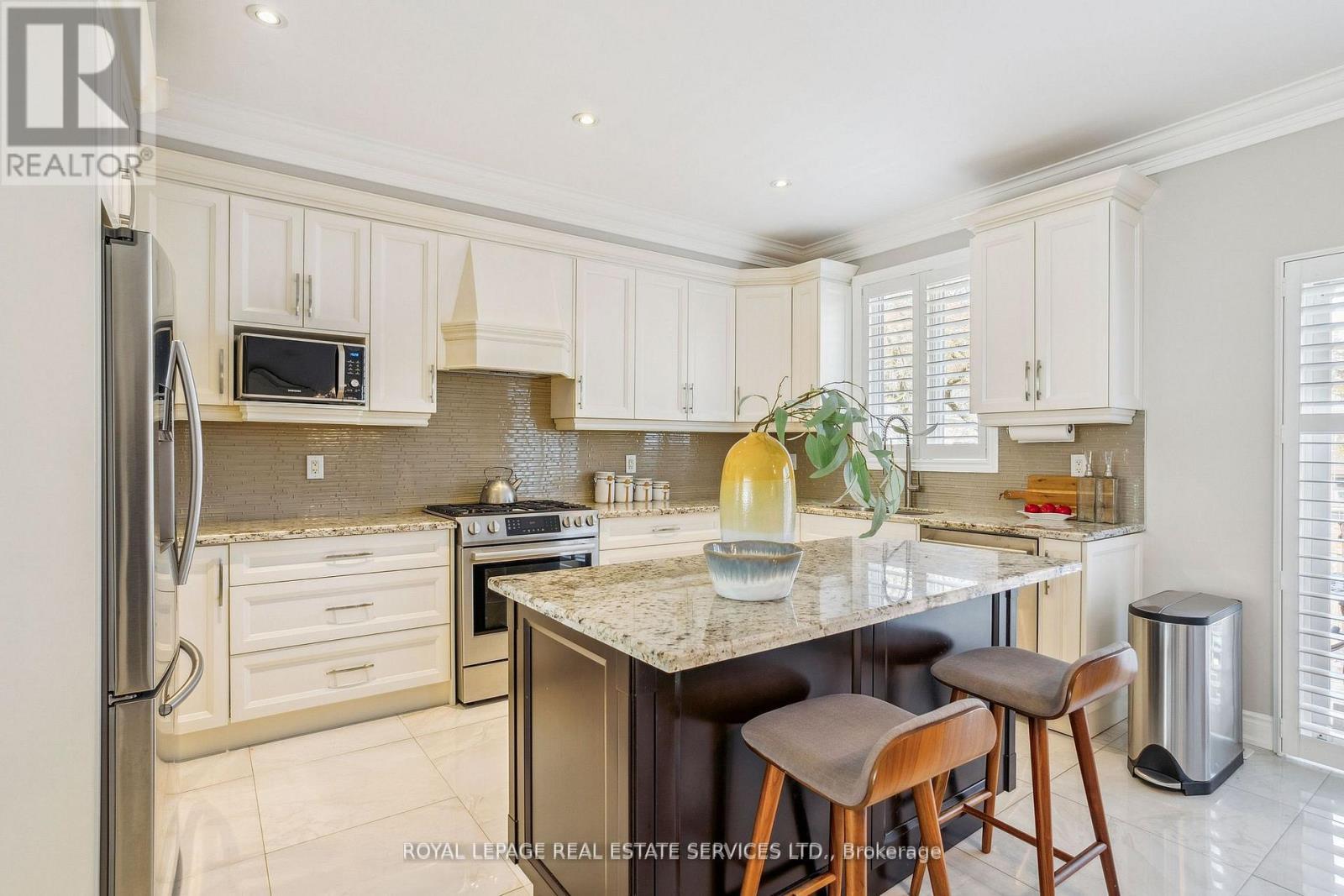 












63 LONG BRANCH AVENUE

,
Toronto,




Ontario
M8W3J3

