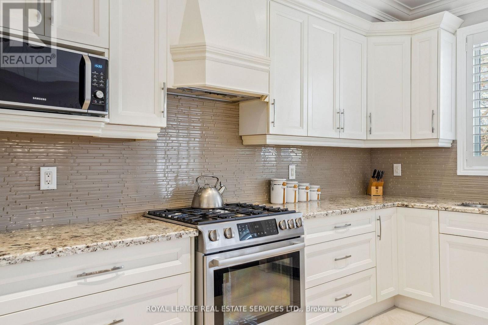 












63 LONG BRANCH AVENUE

,
Toronto,




Ontario
M8W3J3

