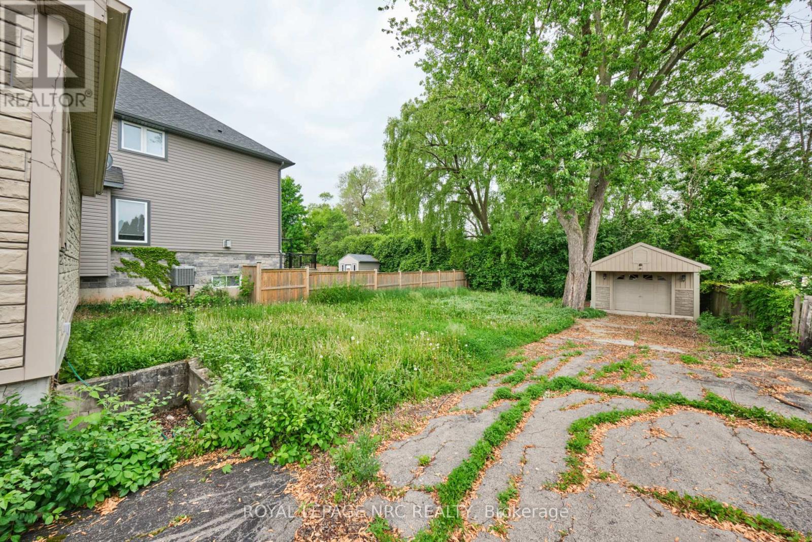 












27 CHESTER ROAD

,
Hamilton (Stoney Creek),




Ontario
L8E1X8

