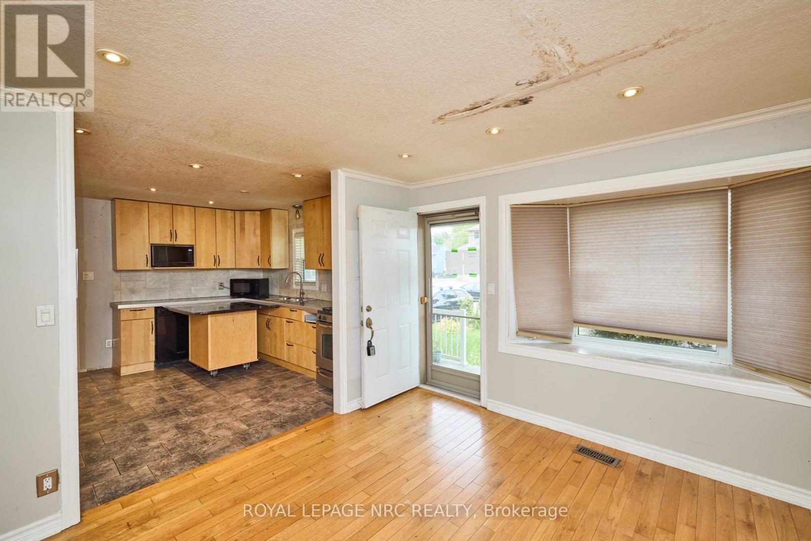 












27 CHESTER ROAD

,
Hamilton (Stoney Creek),




Ontario
L8E1X8

