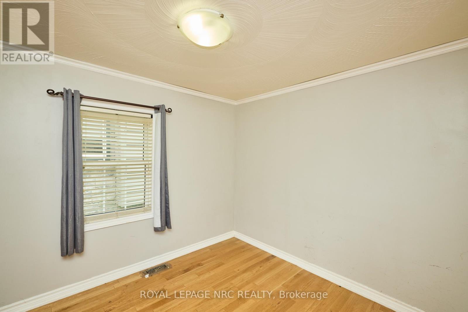 












27 CHESTER ROAD

,
Hamilton (Stoney Creek),




Ontario
L8E1X8

