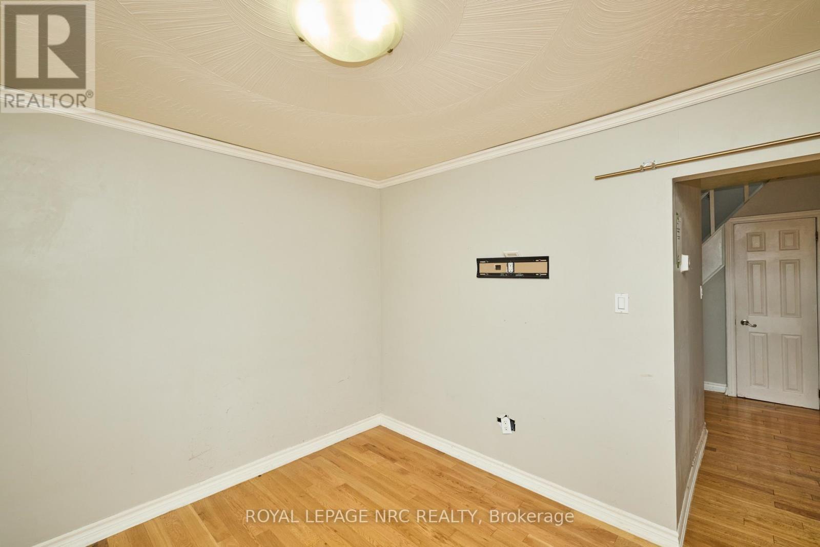 












27 CHESTER ROAD

,
Hamilton (Stoney Creek),




Ontario
L8E1X8

