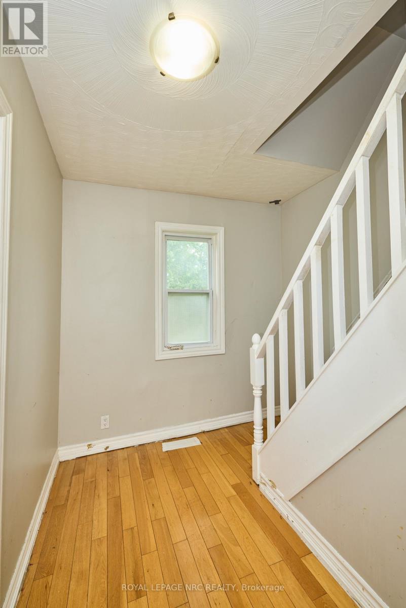 












27 CHESTER ROAD

,
Hamilton (Stoney Creek),




Ontario
L8E1X8

