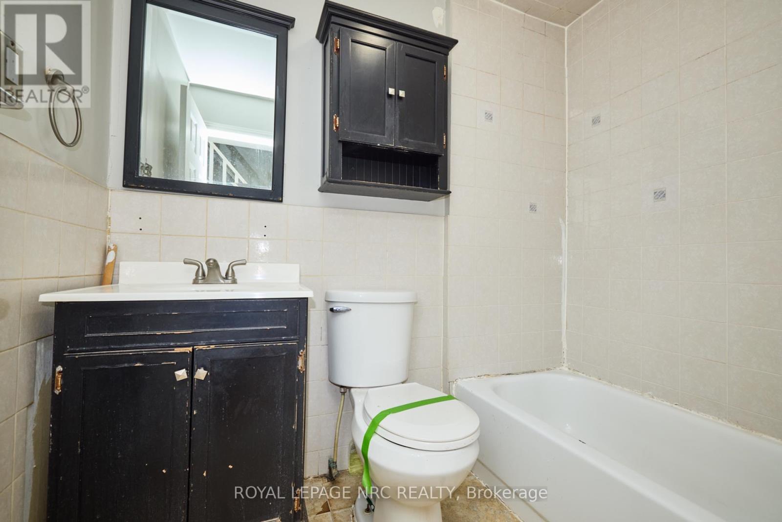 












27 CHESTER ROAD

,
Hamilton (Stoney Creek),




Ontario
L8E1X8

