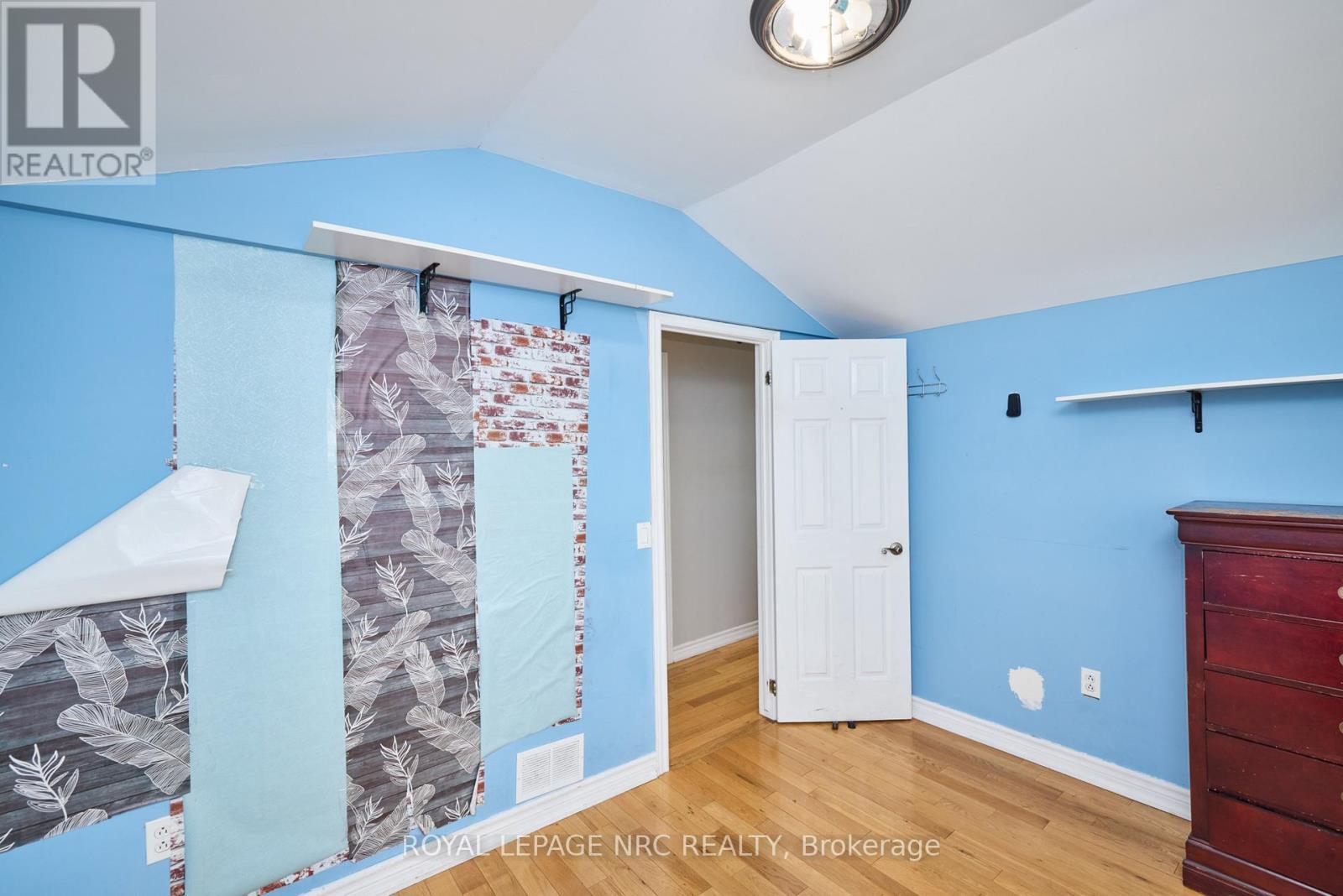 












27 CHESTER ROAD

,
Hamilton (Stoney Creek),




Ontario
L8E1X8

