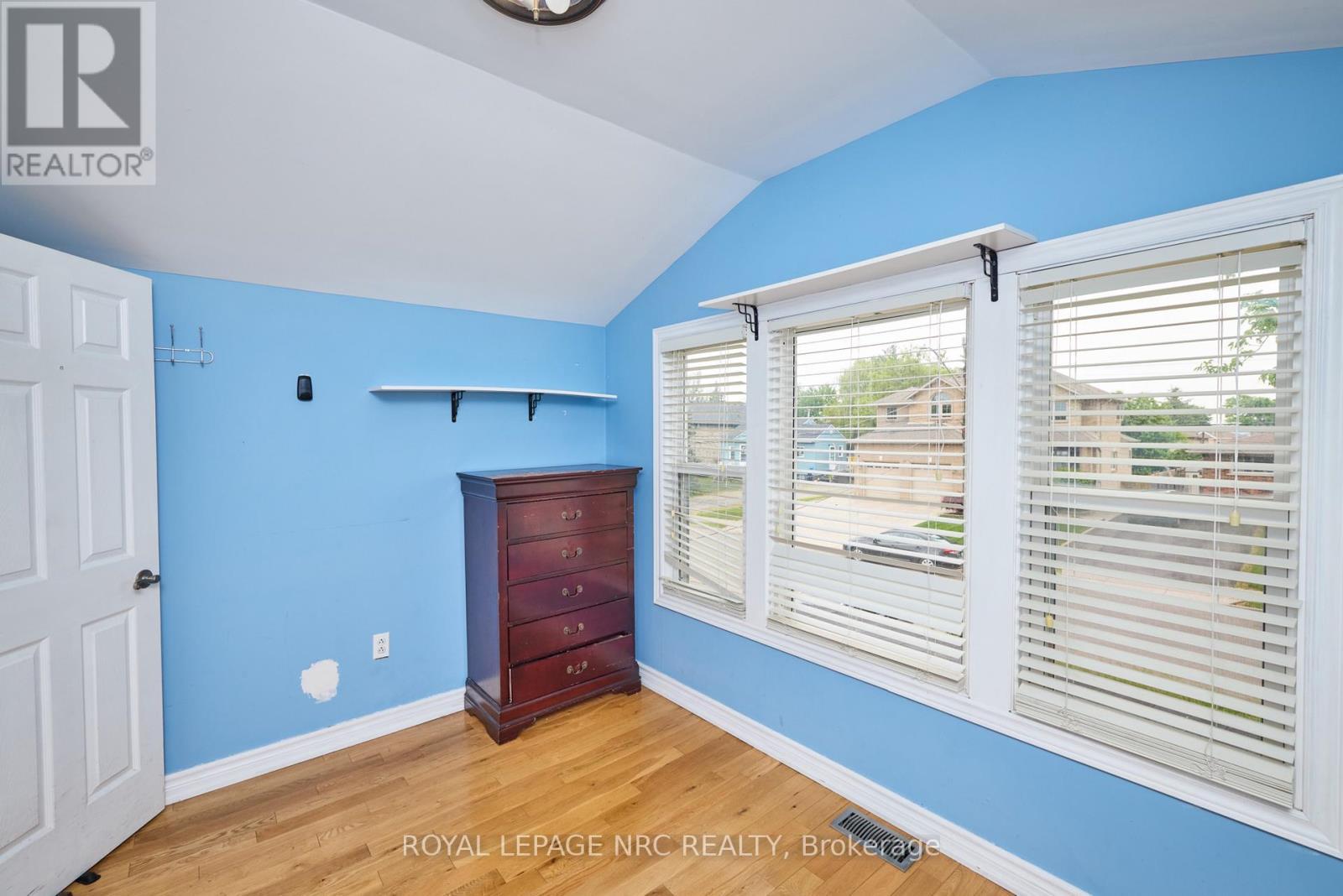 












27 CHESTER ROAD

,
Hamilton (Stoney Creek),




Ontario
L8E1X8

