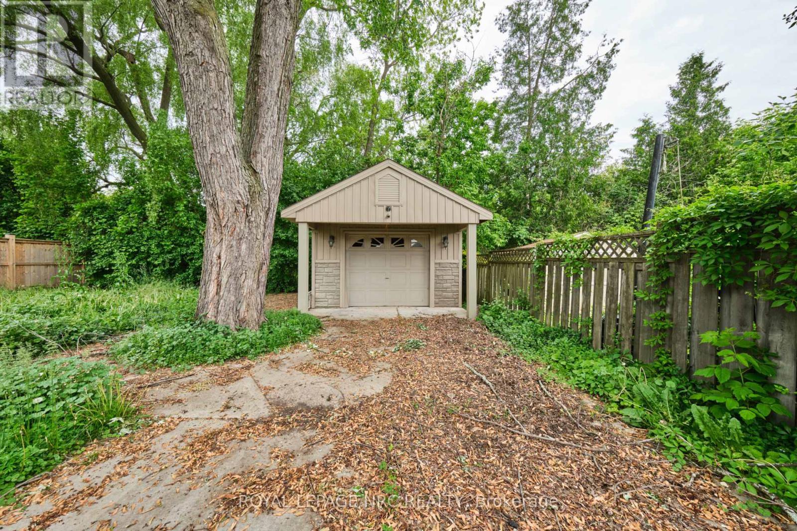 












27 CHESTER ROAD

,
Hamilton (Stoney Creek),




Ontario
L8E1X8

