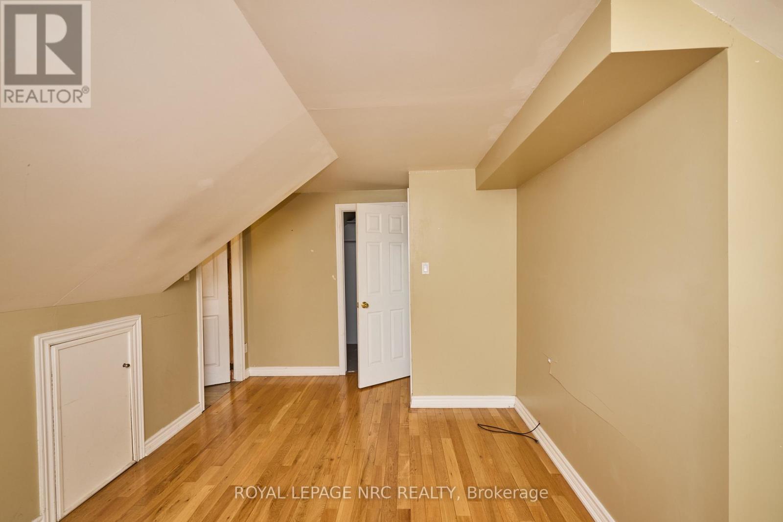 












27 CHESTER ROAD

,
Hamilton (Stoney Creek),




Ontario
L8E1X8

