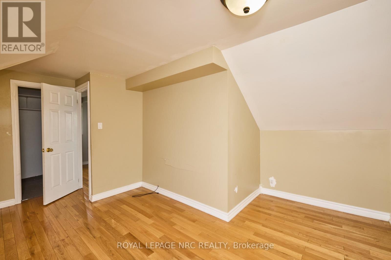 












27 CHESTER ROAD

,
Hamilton (Stoney Creek),




Ontario
L8E1X8

