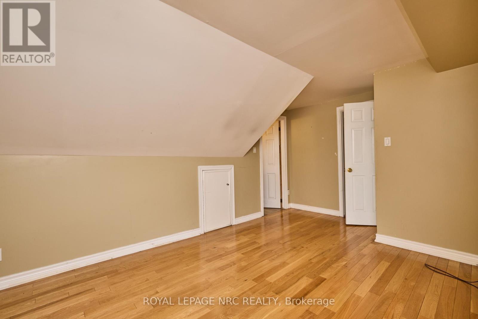 












27 CHESTER ROAD

,
Hamilton (Stoney Creek),




Ontario
L8E1X8

