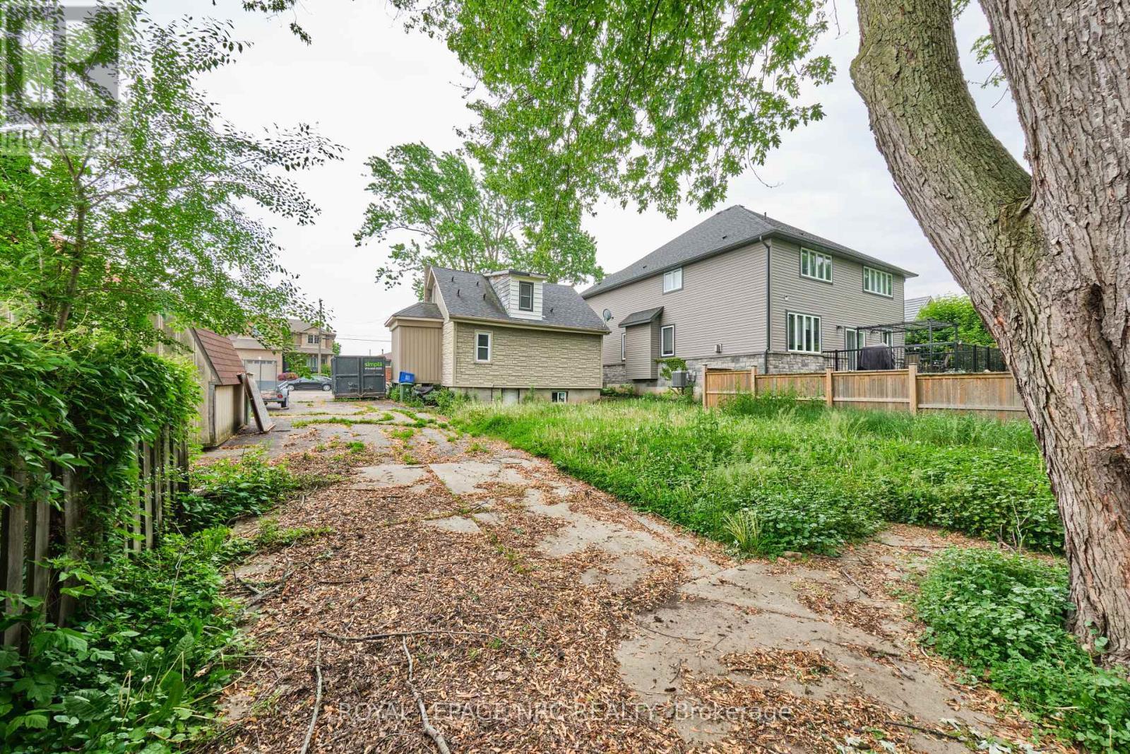 












27 CHESTER ROAD

,
Hamilton (Stoney Creek),




Ontario
L8E1X8

