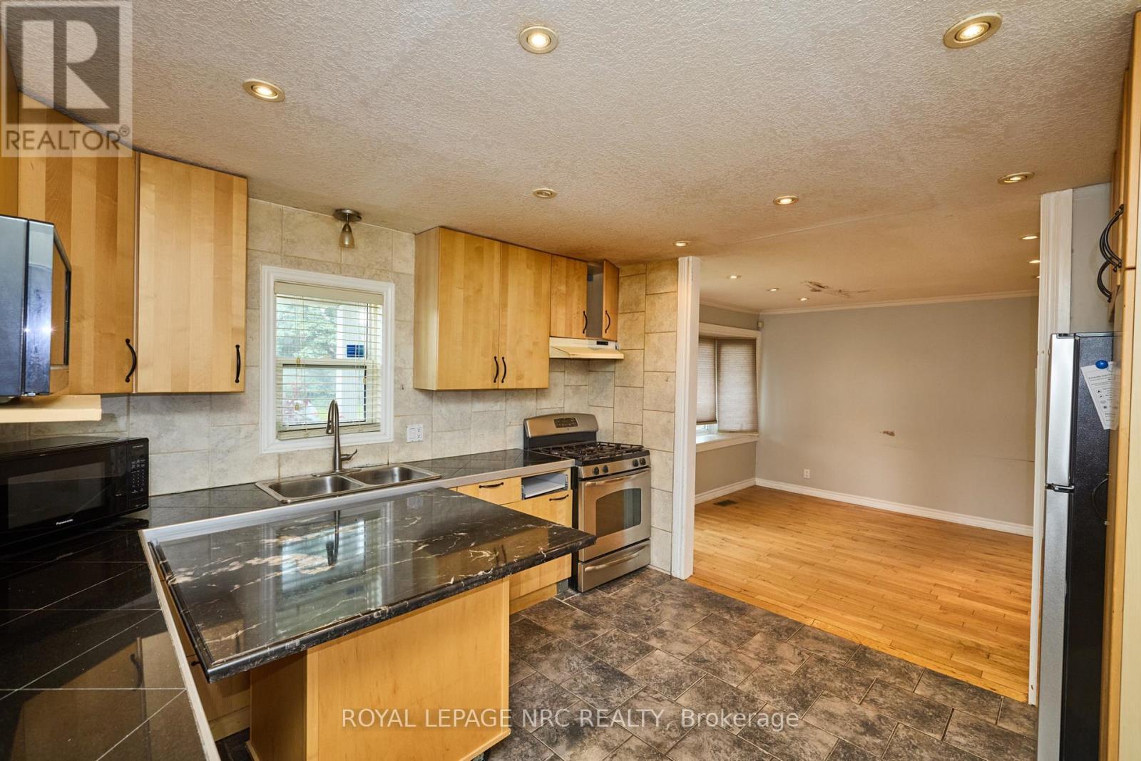 












27 CHESTER ROAD

,
Hamilton (Stoney Creek),




Ontario
L8E1X8

