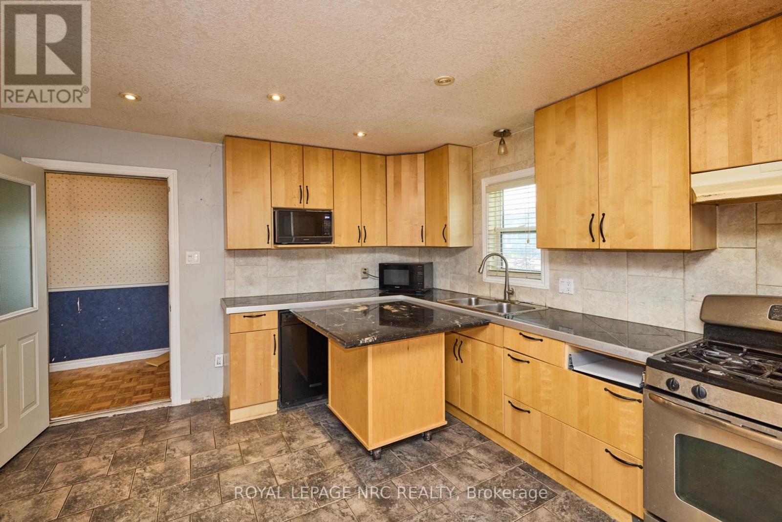 












27 CHESTER ROAD

,
Hamilton (Stoney Creek),




Ontario
L8E1X8

