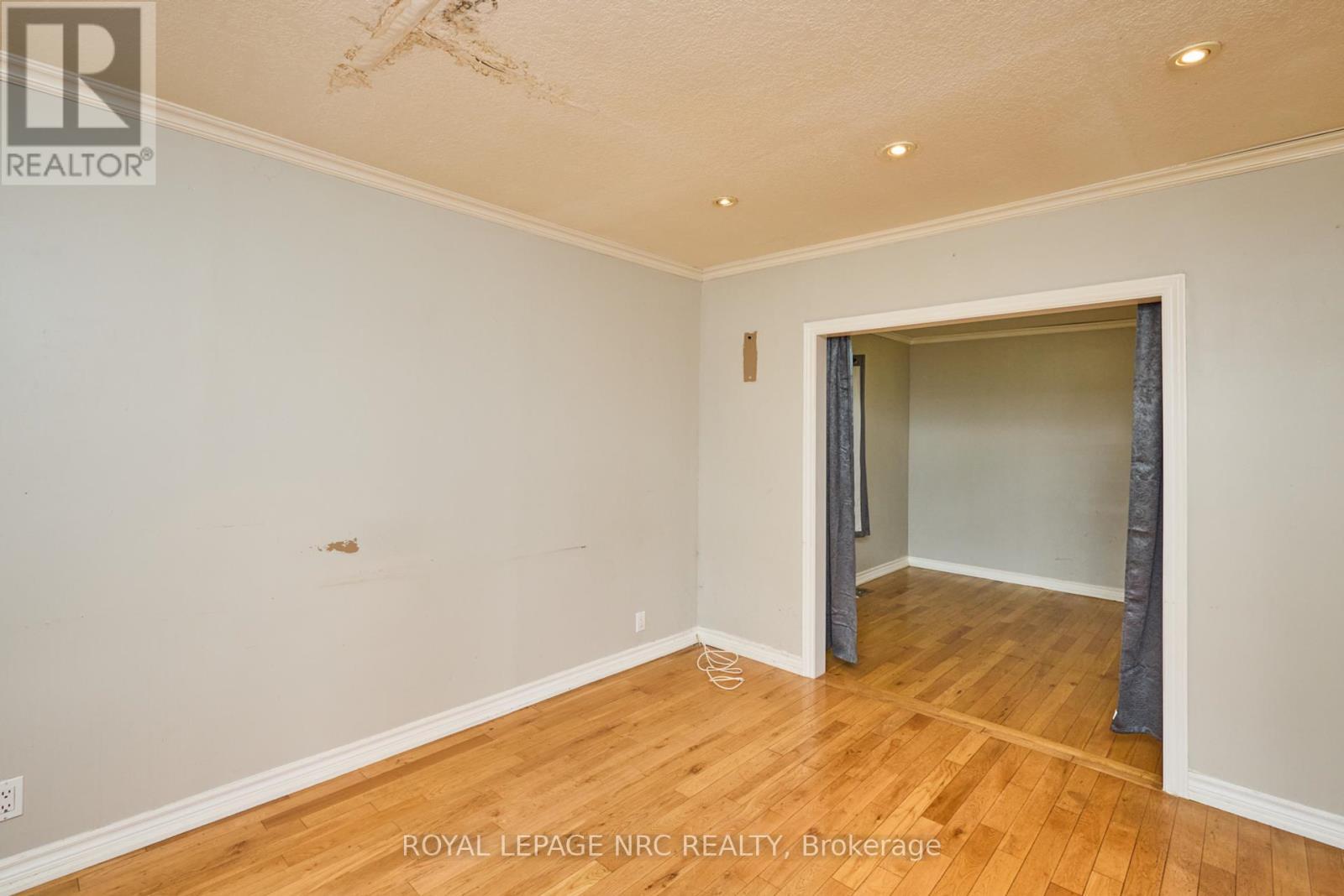 












27 CHESTER ROAD

,
Hamilton (Stoney Creek),




Ontario
L8E1X8


