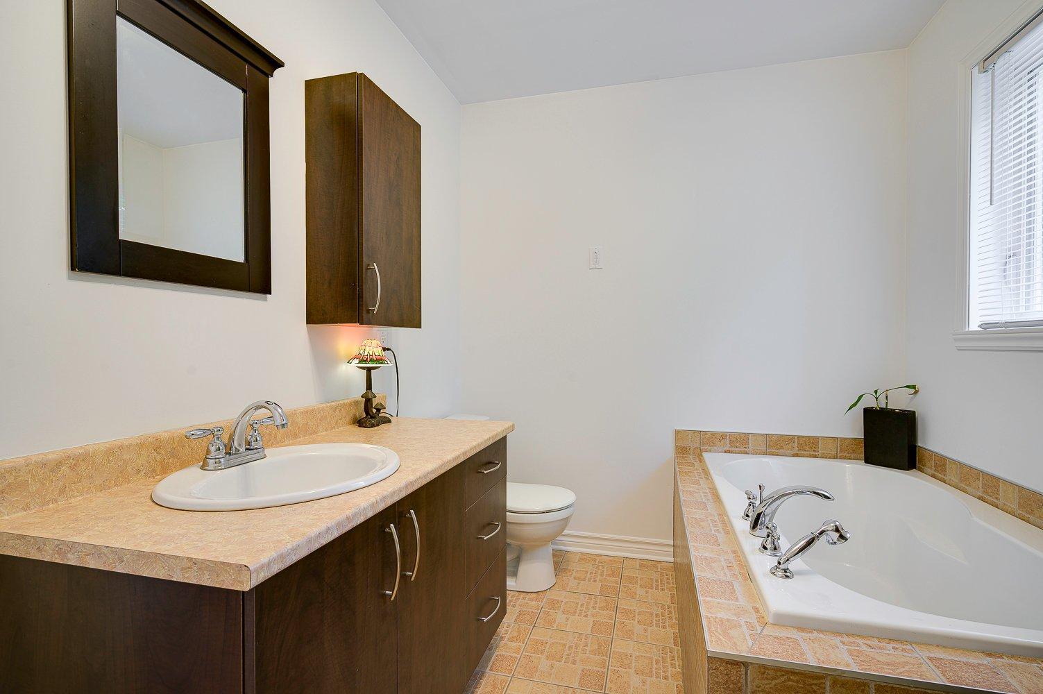 









108


Rue du Daphné

,
Sainte-Sophie,




QC
J5J0H5

