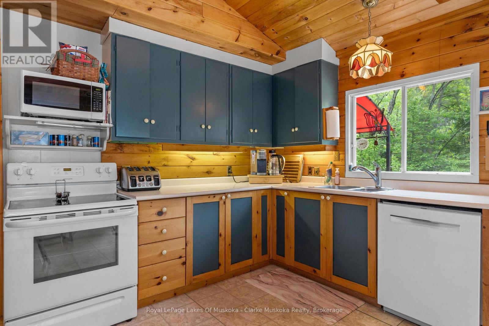 












12 - 3998 HWY 141

,
Muskoka Lakes (Watt),




Ontario
P0C1J0

