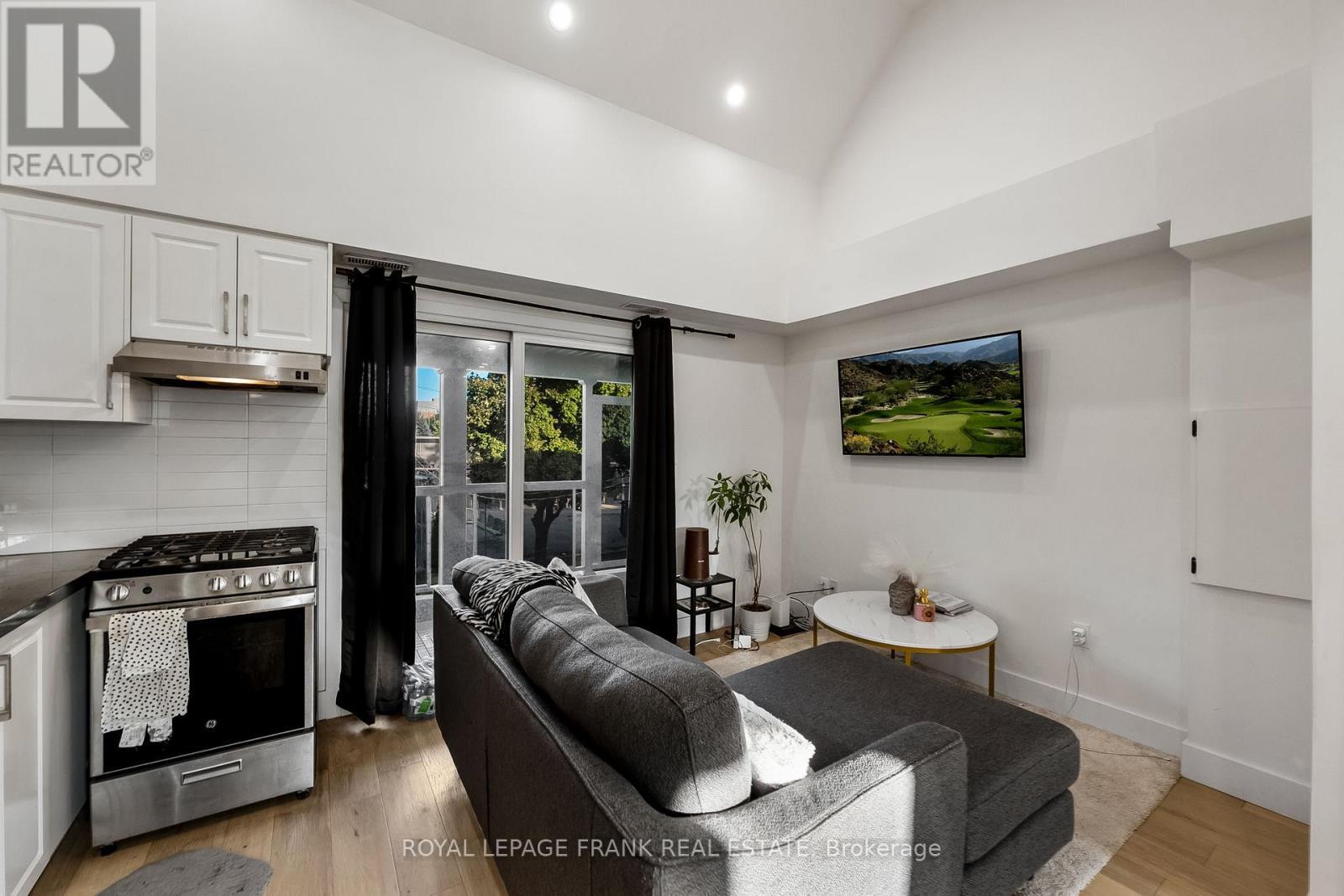 












70 WILTSHIRE AVENUE W

,
Toronto (Weston-Pellam Park),




Ontario
M6N2V9

