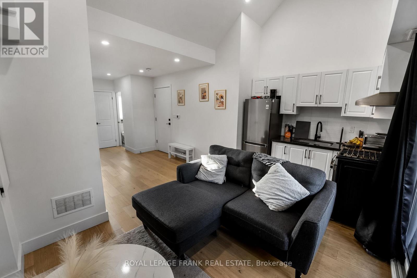 












70 WILTSHIRE AVENUE W

,
Toronto (Weston-Pellam Park),




Ontario
M6N2V9

