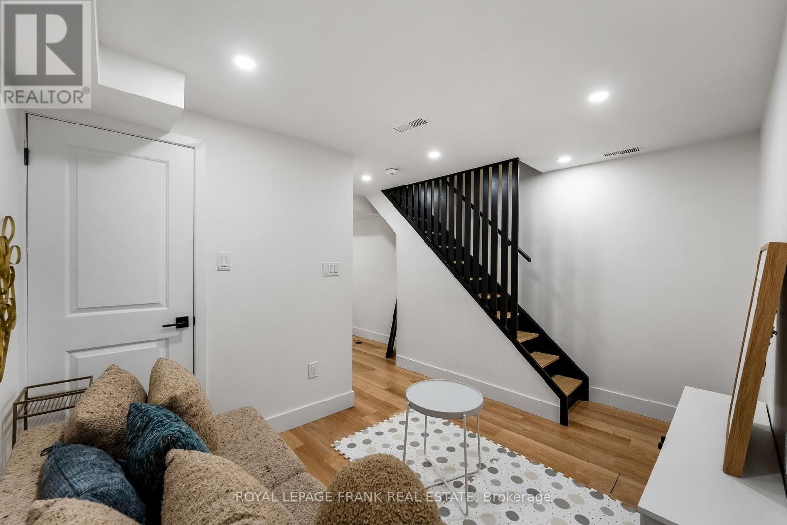 












70 WILTSHIRE AVENUE

,
Toronto (Weston-Pellam Park),




Ontario
M6N2V9

