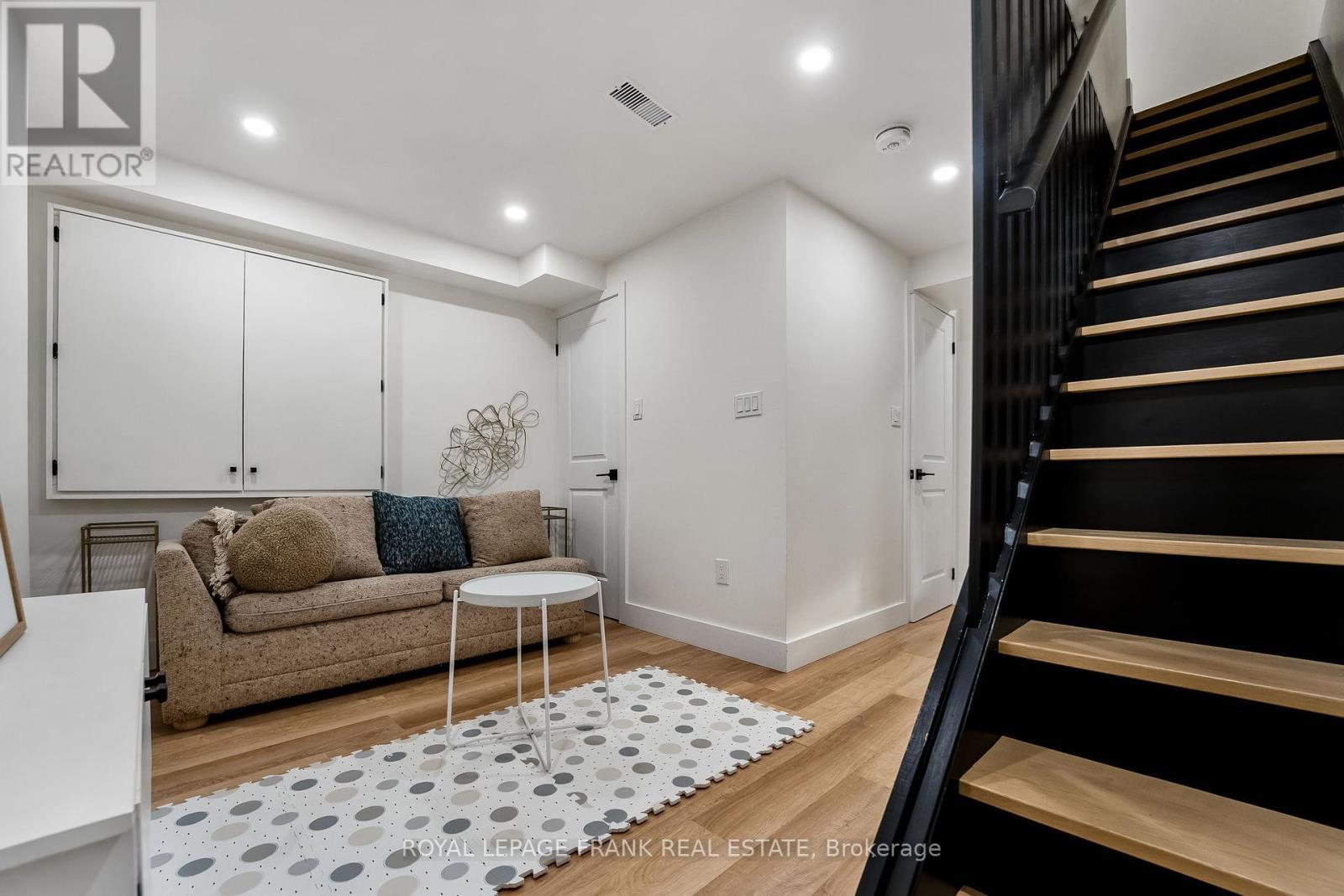












70 WILTSHIRE AVENUE

,
Toronto (Weston-Pellam Park),




Ontario
M6N2V9

