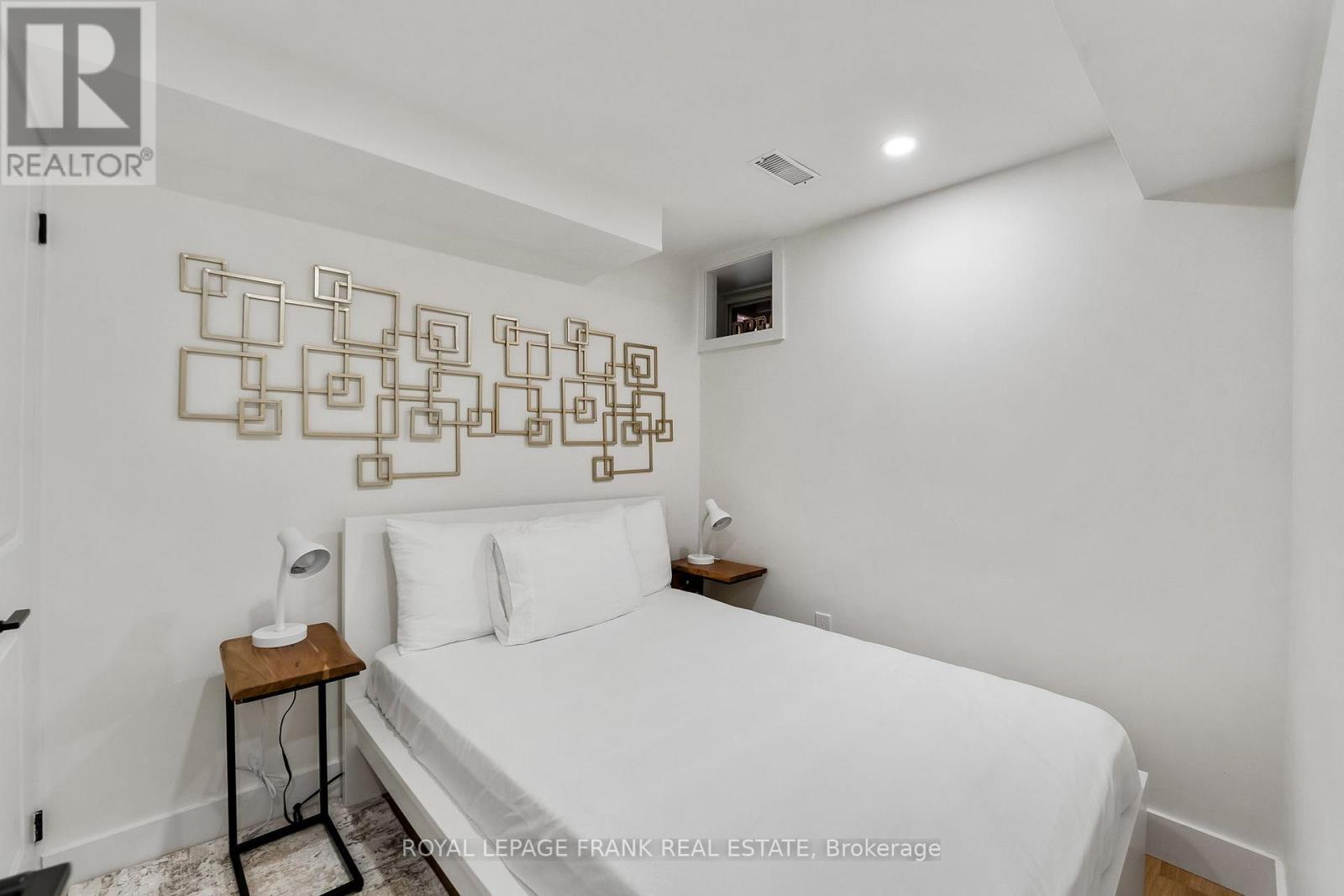












70 WILTSHIRE AVENUE

,
Toronto (Weston-Pellam Park),




Ontario
M6N2V9

