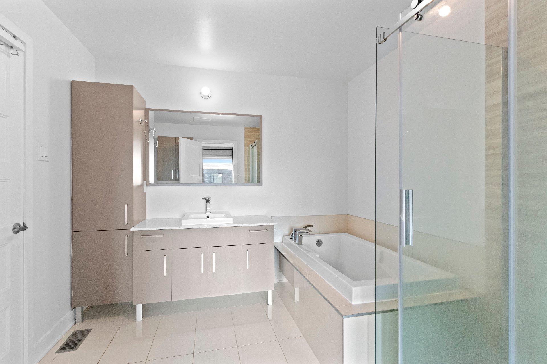 









3171


Rue Frégault

,
Laval (Chomedey),




QC
H7T0C6

