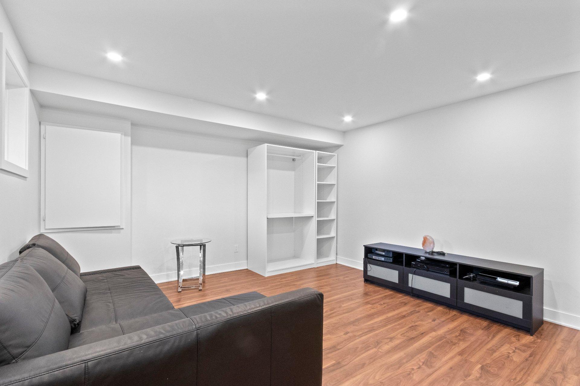 









3171


Rue Frégault

,
Laval (Chomedey),




QC
H7T0C6

