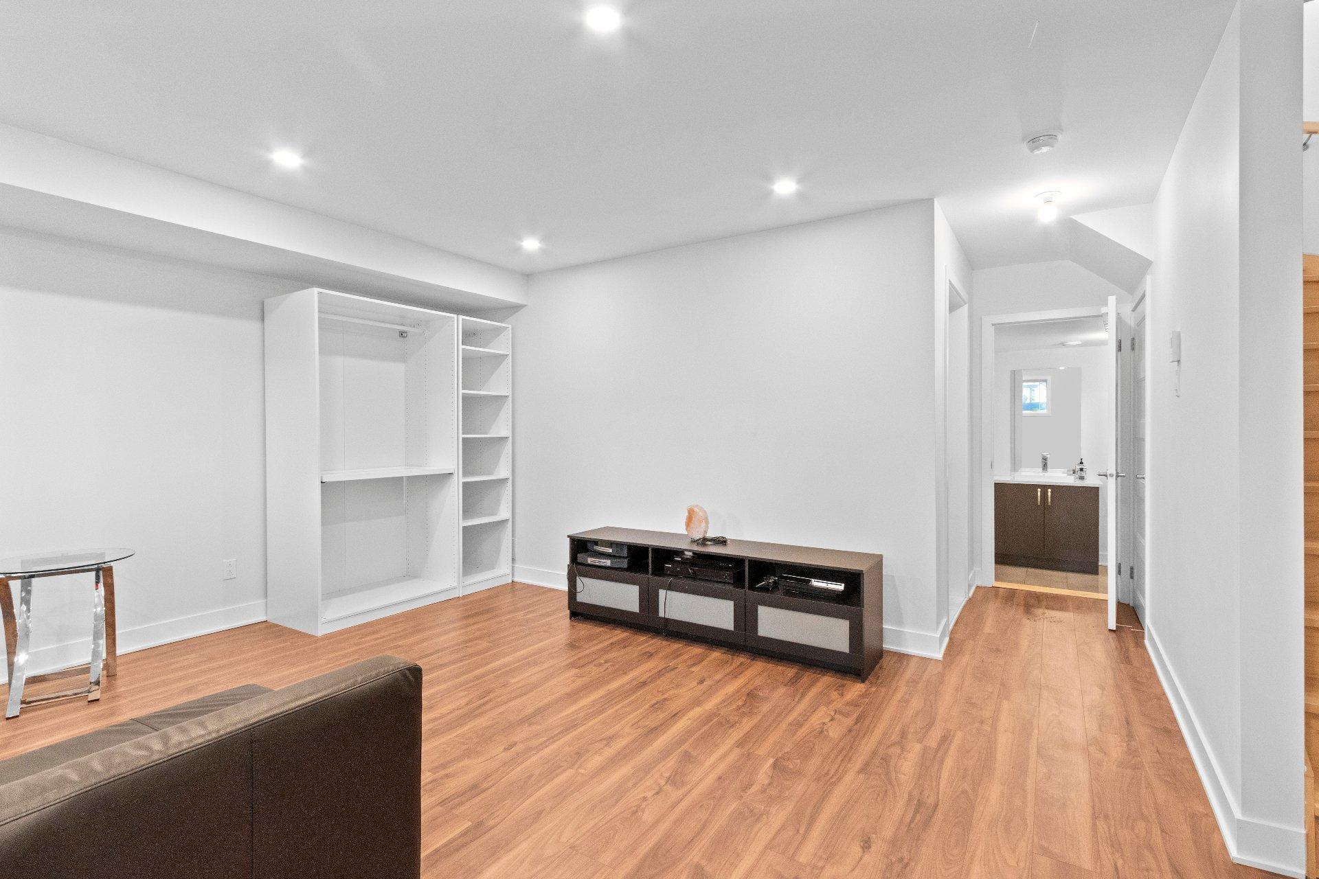 









3171


Rue Frégault

,
Laval (Chomedey),




QC
H7T0C6

