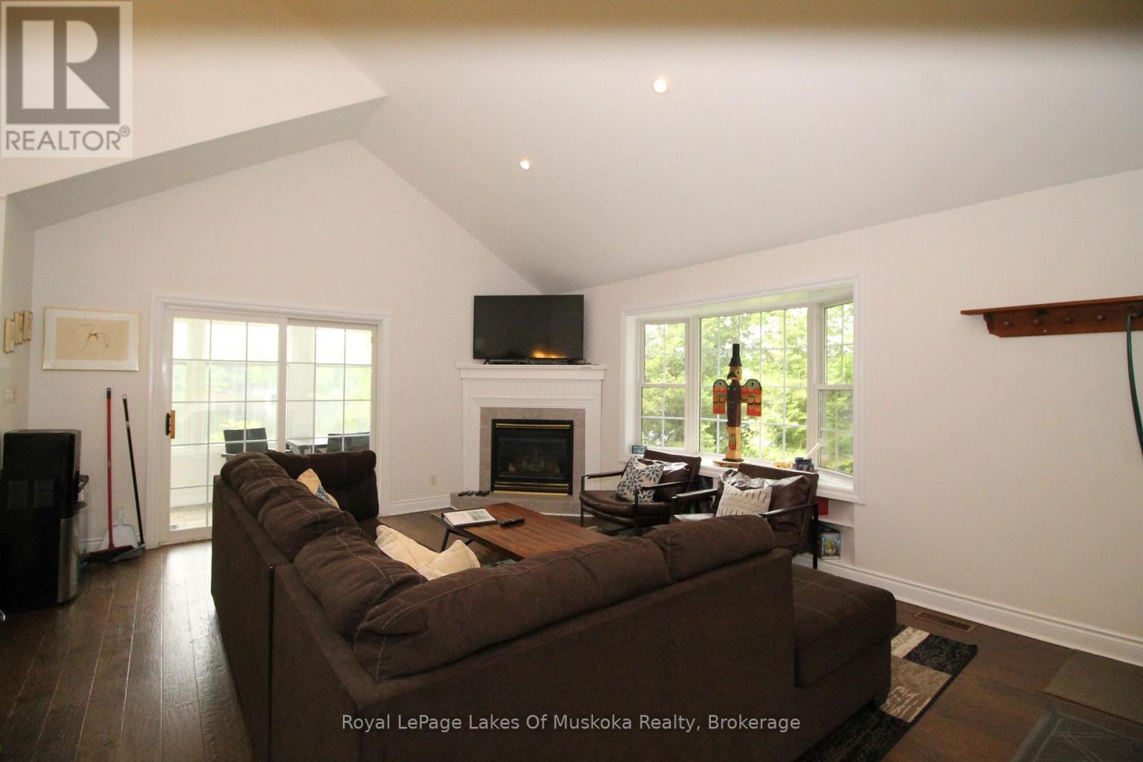 












49 PINETREE ROAD

,
Gravenhurst (Muskoka (S)),




Ontario
P1P1R2

