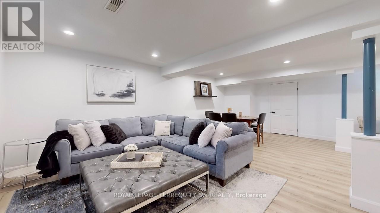 












31 BRYANT ROAD

,
Markham,




Ontario
L3P5Y7

