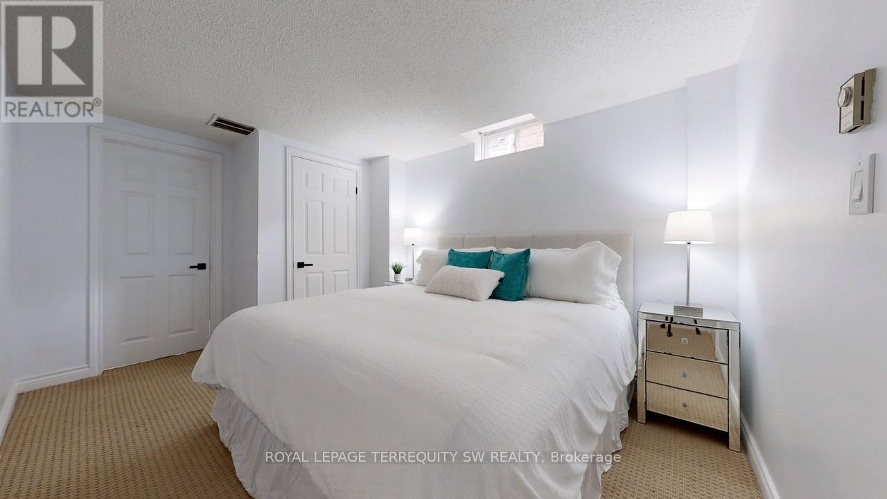 












31 BRYANT ROAD

,
Markham,




Ontario
L3P5Y7

