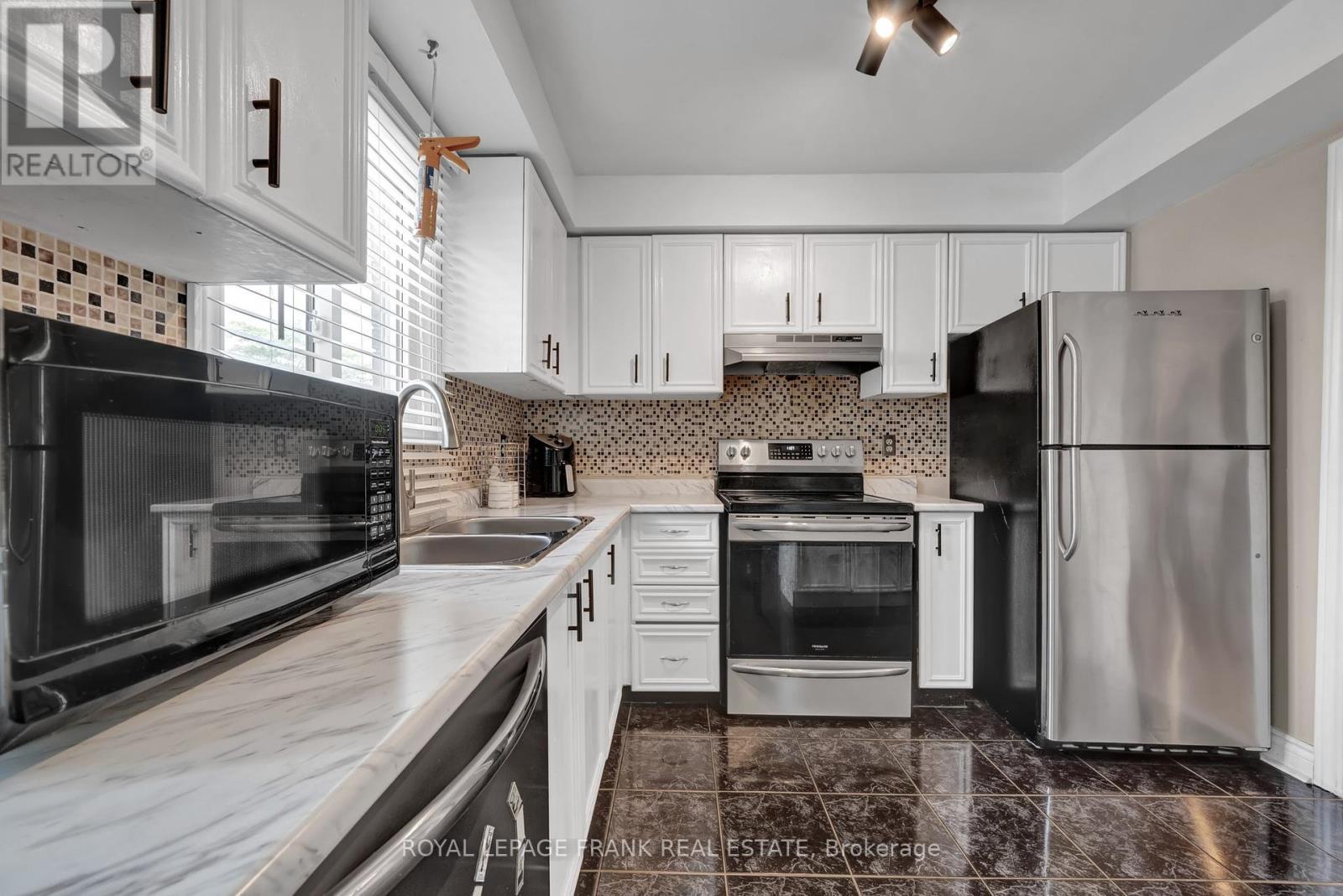 












848 ATTERSLEY DRIVE

,
Oshawa (Pinecrest),




Ontario
L1K1T9

