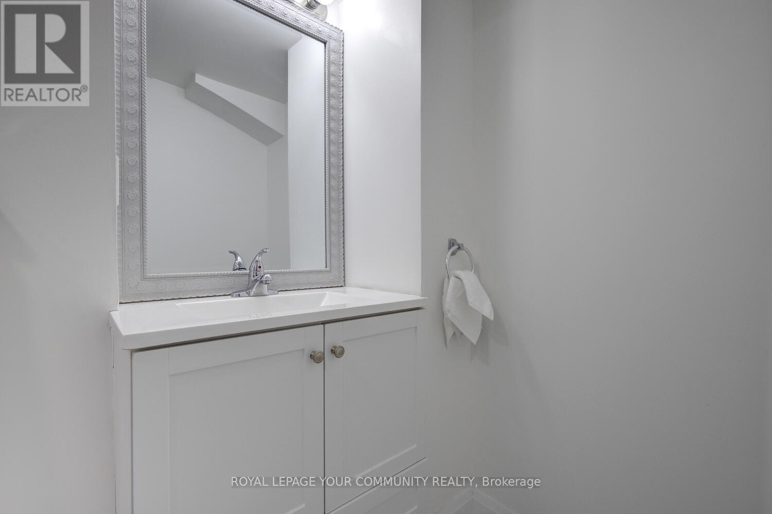 












45 PULLMAN ROAD

,
Vaughan,




Ontario
L6A4T7

