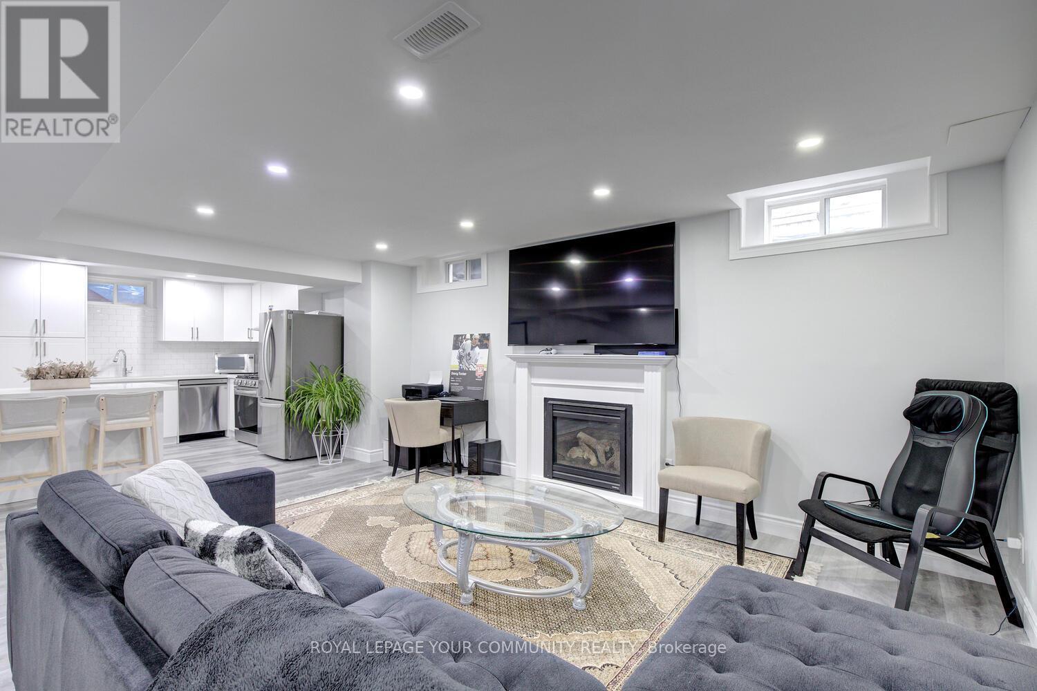 












45 PULLMAN ROAD

,
Vaughan,




Ontario
L6A4T7

