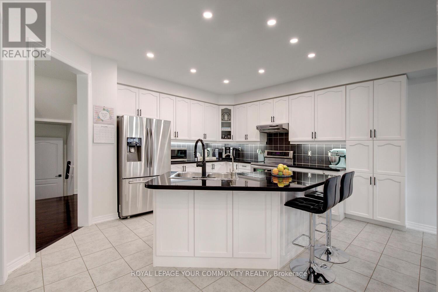 












45 PULLMAN ROAD

,
Vaughan,




Ontario
L6A4T7


