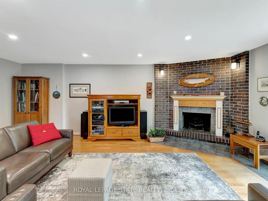 









31


Rialto

Court,
Hamilton,




ON
L9C 5T5


