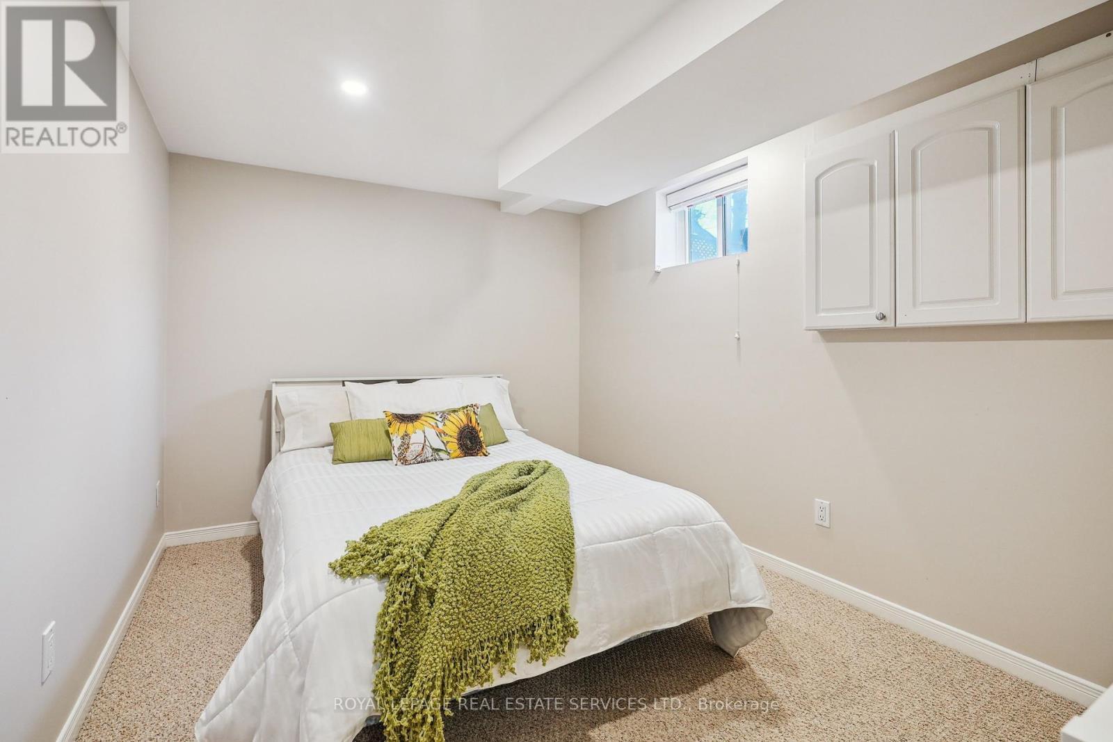 












602 ROSEDALE CRESCENT

,
Burlington,




Ontario
L7N2T1

