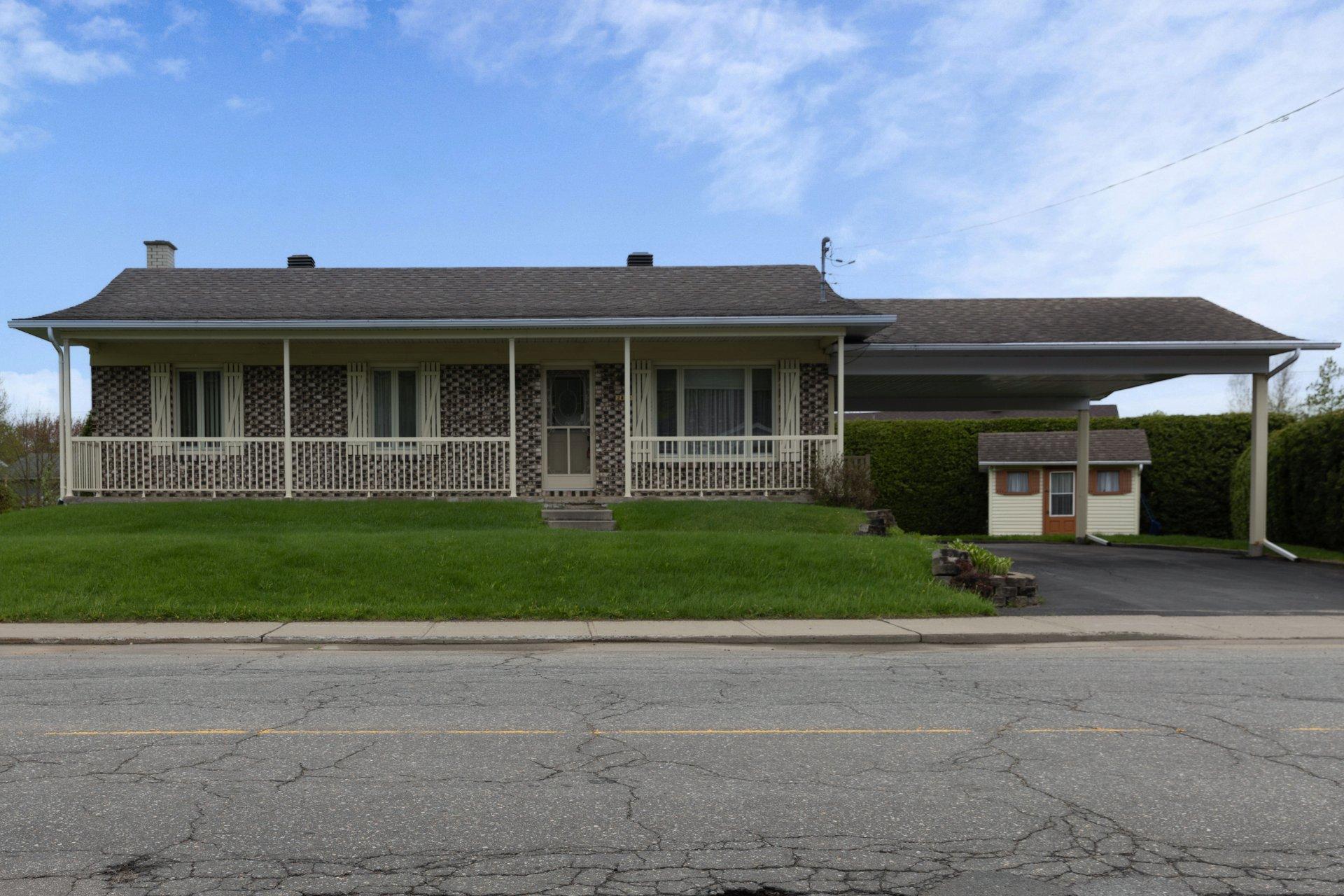 









2842


Av. de la Montagne

,
Shawinigan,




QC
G9N6K3

